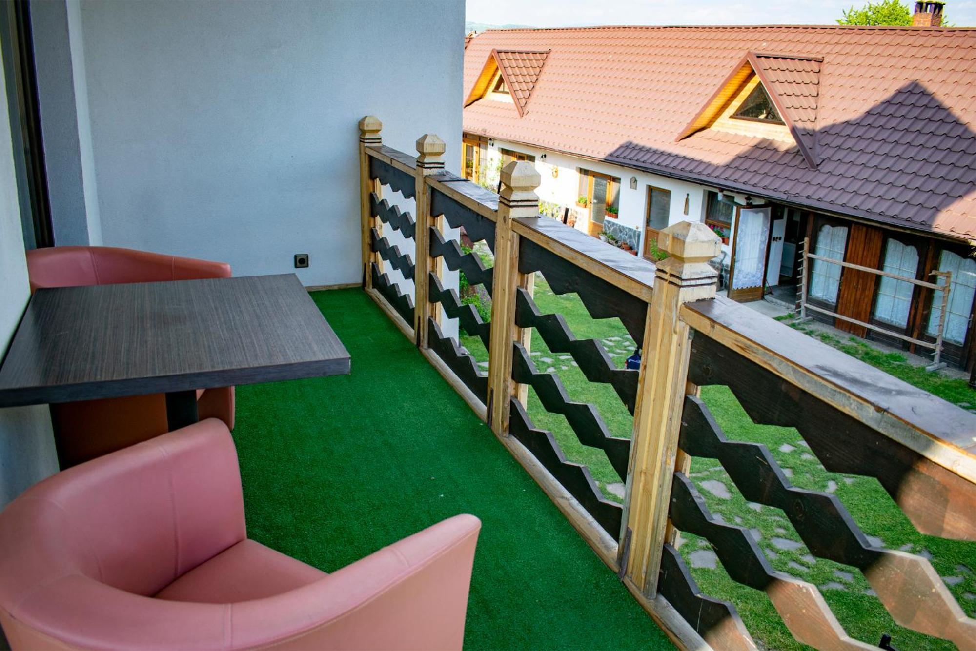 Hotel La Conacul Vesel Săpînţa Exterior foto